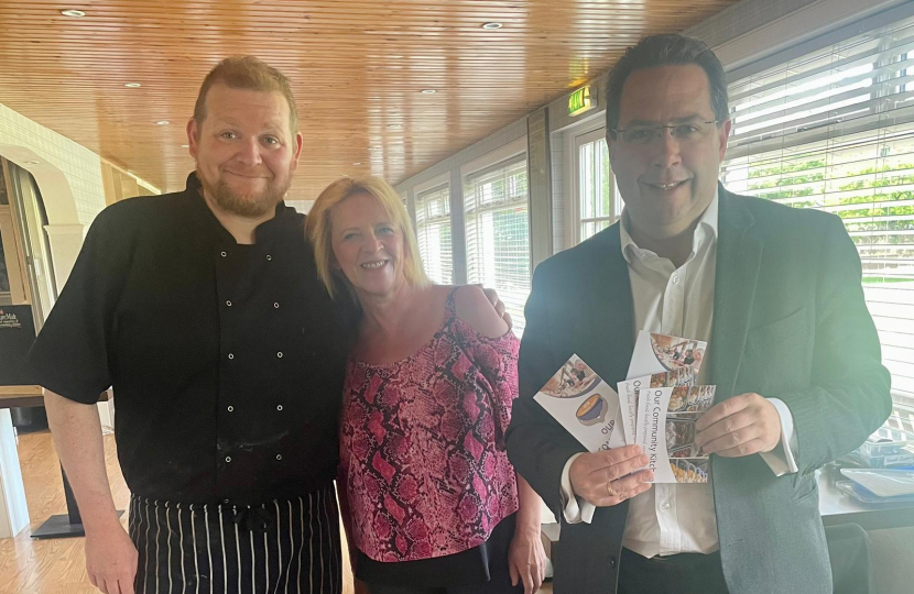 Craig Hoy MSP with Our Community Kitchen Chef Pete (left) and Founder & Manager of Our Community Kitchen Elaine Gale (centre).