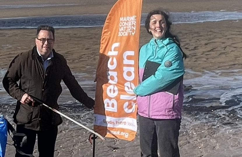 Craig Hoy MSP with Caitlin Godfrey from Marine Society UK at the Longniddry beach clean