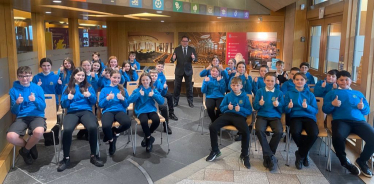 Craig Hoy (centre) with pupils from Cockenzie Primary School